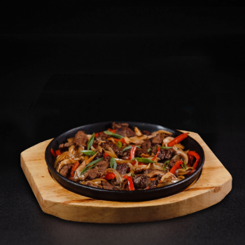Горячая сковородка с курицей
