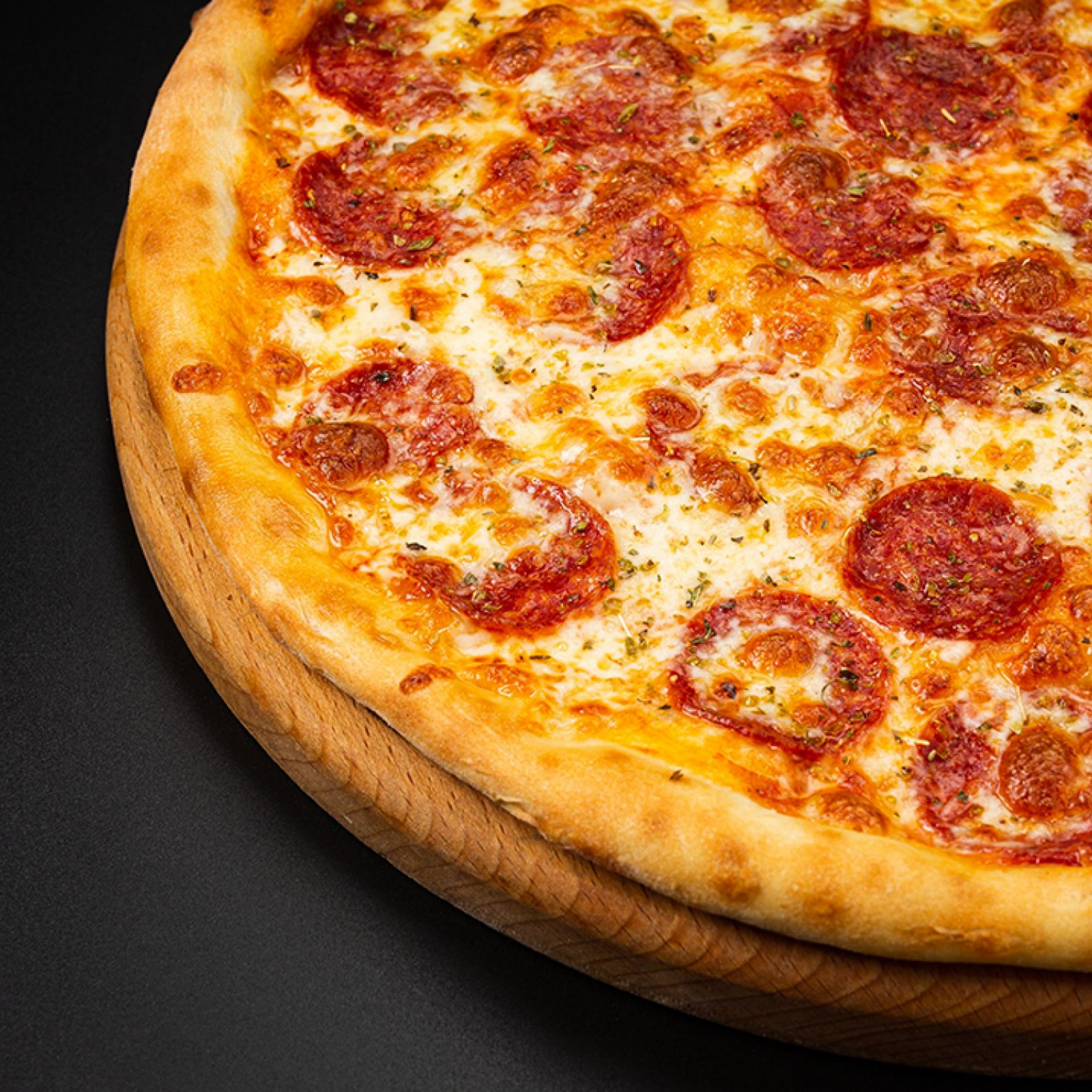 фото пиццы пепперони на столе фото 102
