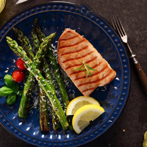 Стейк тунца со спаржой и картофелем