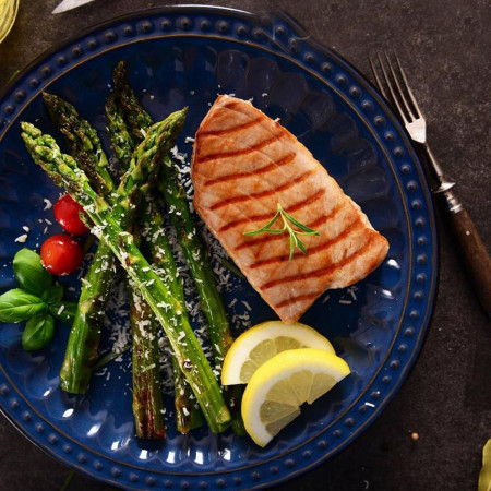 Стейк тунца со спаржой и картофелем